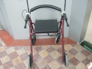 Πτυσσόμενο αργίλιο θεραπείας αποκατάστασης ενισχύσεων περπατήματος κινητικότητας που αντιπροσωπεύει τα άτομα με ειδικές ανάγκες